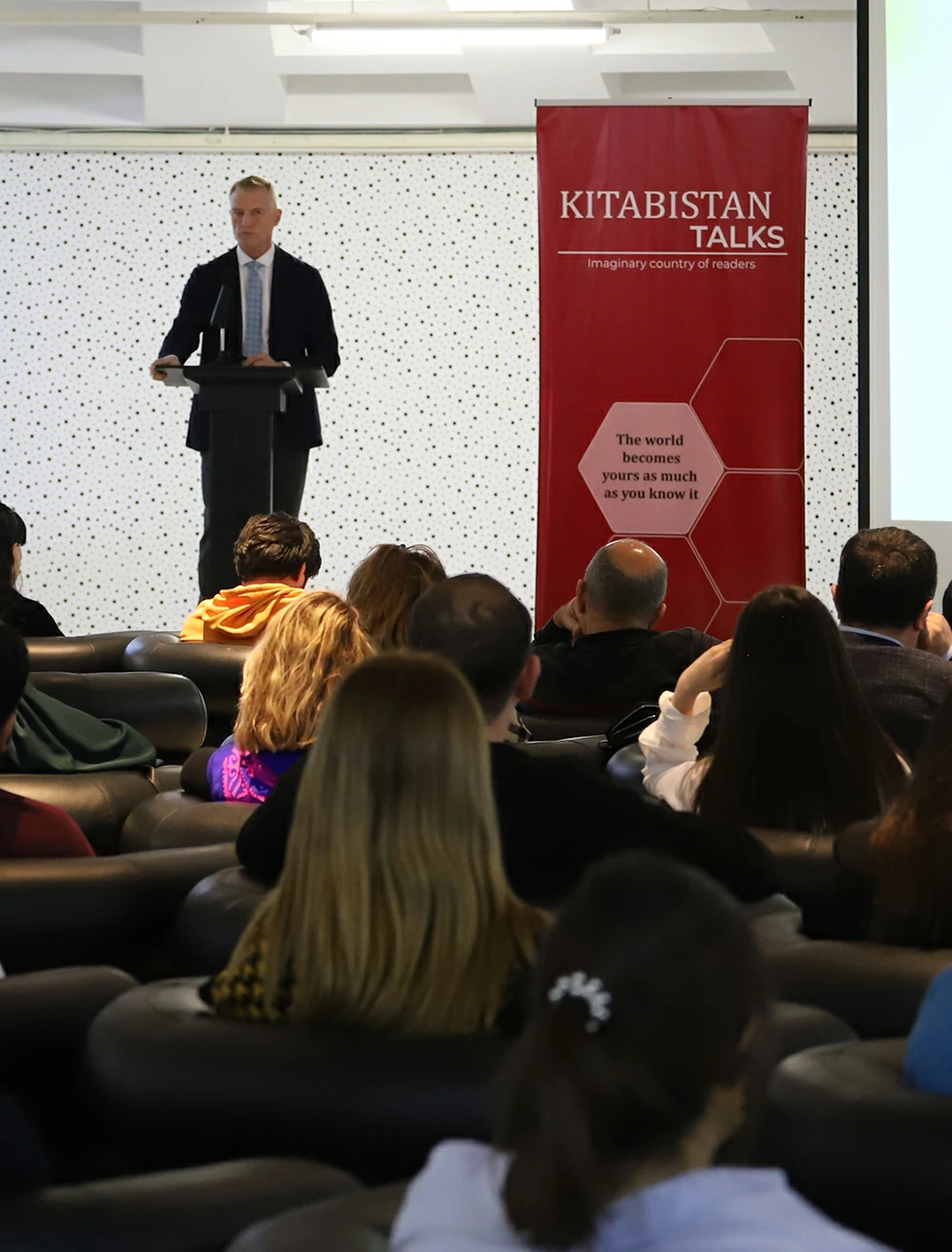 Henrik Meinander giving speech at Kitabistan Talk.